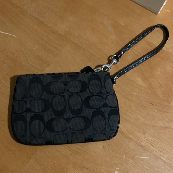 Small coach wristlet/coin purse - Picture 2 of 3